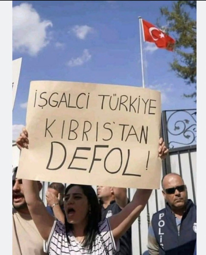 <a href="/Aysemden/">Ayşemden Akın</a> Kıbrıs'ta iktidara gelen laik ve sol zihniyetin Kıbrıs Türk elçiliğinin önünde yaptığı protestoda açtığı pankart işte bu.