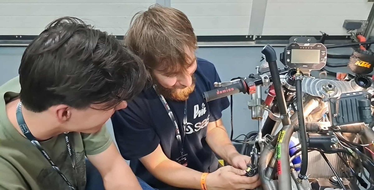 MotoStudent – czyli 4 dni, podczas których człowiek przypomina sobie, że sen to luksus, a klucz 10 to najlepszy przyjaciel 🛠️😂
Było ciężko, ale emocje i adrenalina wynagrodziły wszystko!
Więcej szczegółów wkrótce – jak tylko odzyskamy czucie w rękach i głos po krzyczeniu JAZDA