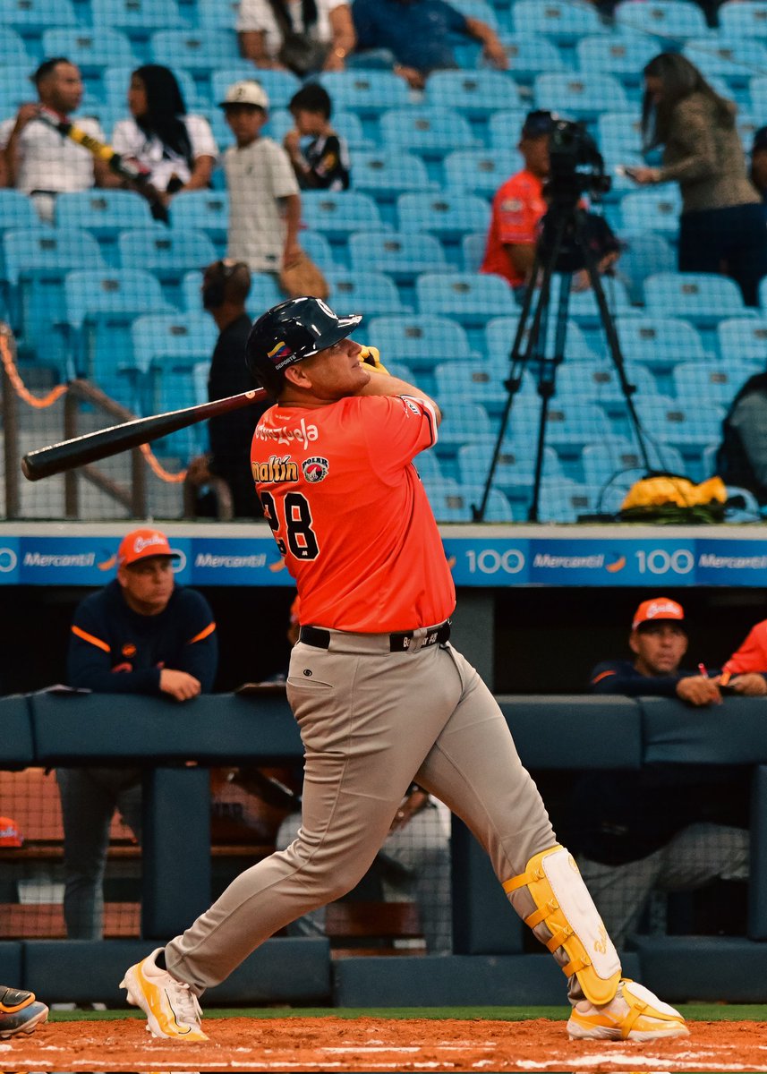 EdicionFinal's tweet image. #lvbp | Balbino Fuenmayor conectó su jonrón 80 en la LVBP.

#edicionfinal