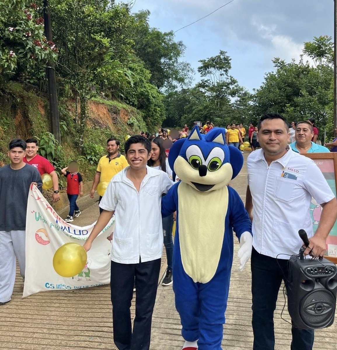 SSO_GobOax's tweet image. Durante la jornada se instalaron módulos informativos y de medición de talla, peso y cintura para detectar sobrepeso y obesidad; se distribuyeron desparasitantes, #VSO y cepillos dentales, además de realizarse actividades lúdicas para fomentar hábitos saludables.