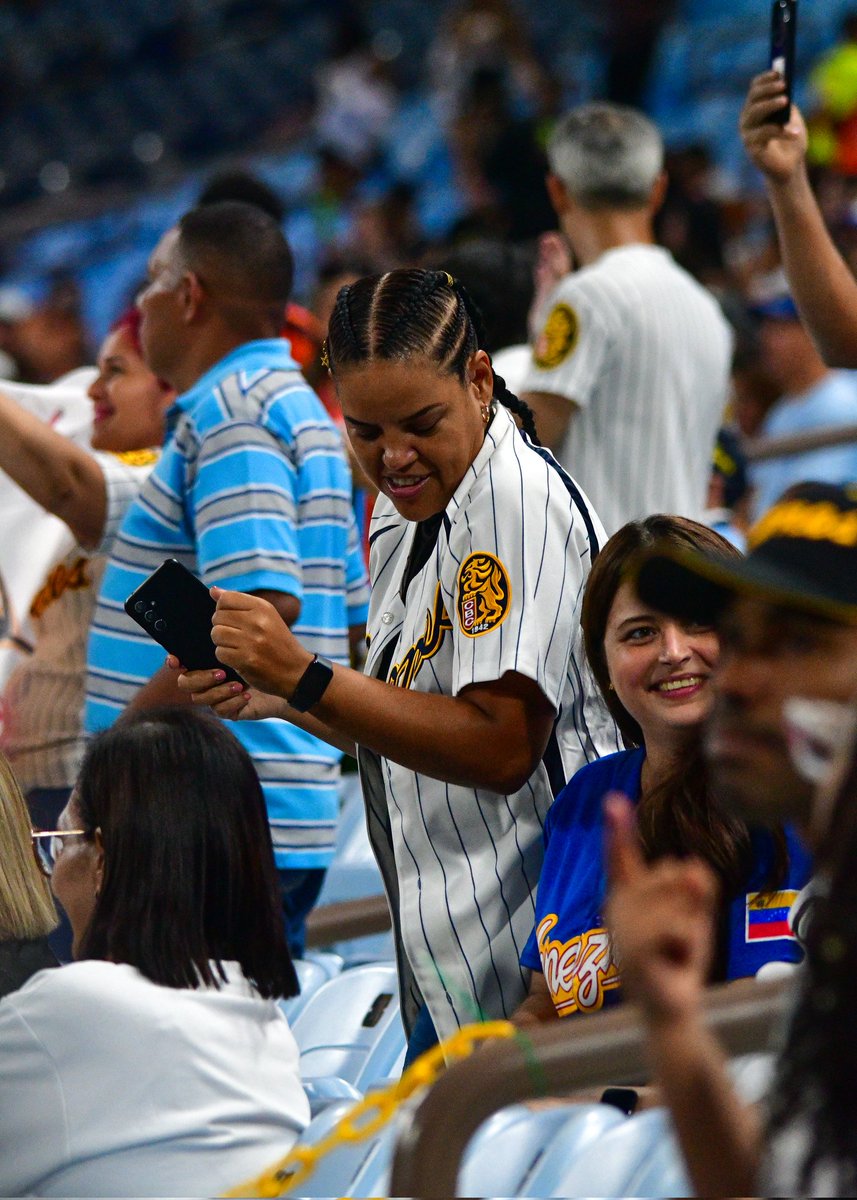 EdicionFinal's tweet image. #lvbp | La fanaticada volvió al estadio Monumental Simón Bolívar para ver la LVBP.

Fotografía | @fernandoioduber 

#edicionfinal #beisbol #caracas