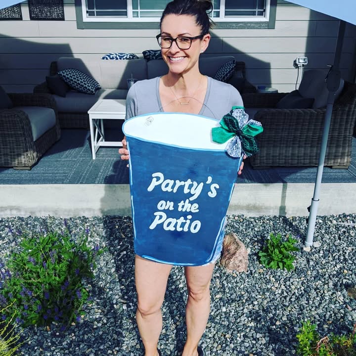 CourtneyDolly3's tweet image. f you know me, you know I don't have a crafty bone in my body. Thank you so much to Tonya and Door Social Parties for our new patio decor! You made it so easy and I love it 💗
#quarantine #patio #patioparty #crafts
