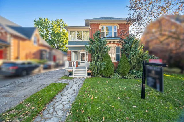 ForeverYourHome's tweet photo. Check out this home! Welcome to 51 Chapel Street, a beautiful century home tucked right in the heart of downtown Brampton. Just steps from Gage Park, City Hall, the Rose Theatre, great shops, and the GO Station, the location .. https://t.co/nUeR75tjce https://t.co/0pizTh31jM