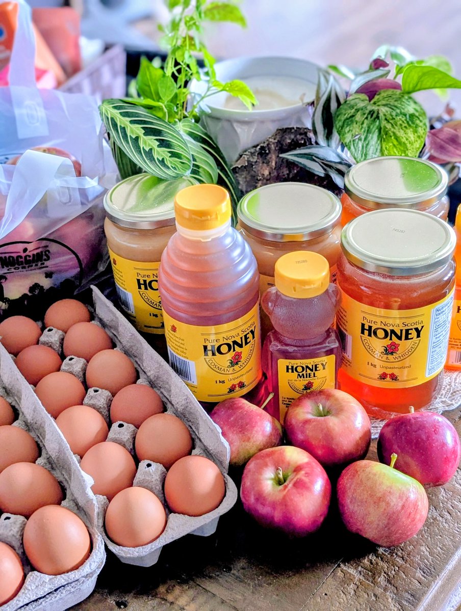 YogaMalas's tweet photo. Sunday Valley road trip. A little bit later this Fall but we made it. Had to get our yearly honey stash. A very nice colorful Sunday drive. Thanks to my girlie Stephanie Locke for fitting it in her busy schedule. 🤍
#novascotia #rawhoney #noggins
#cosmanandwhidden https://t.co/NwxpWWsBtu