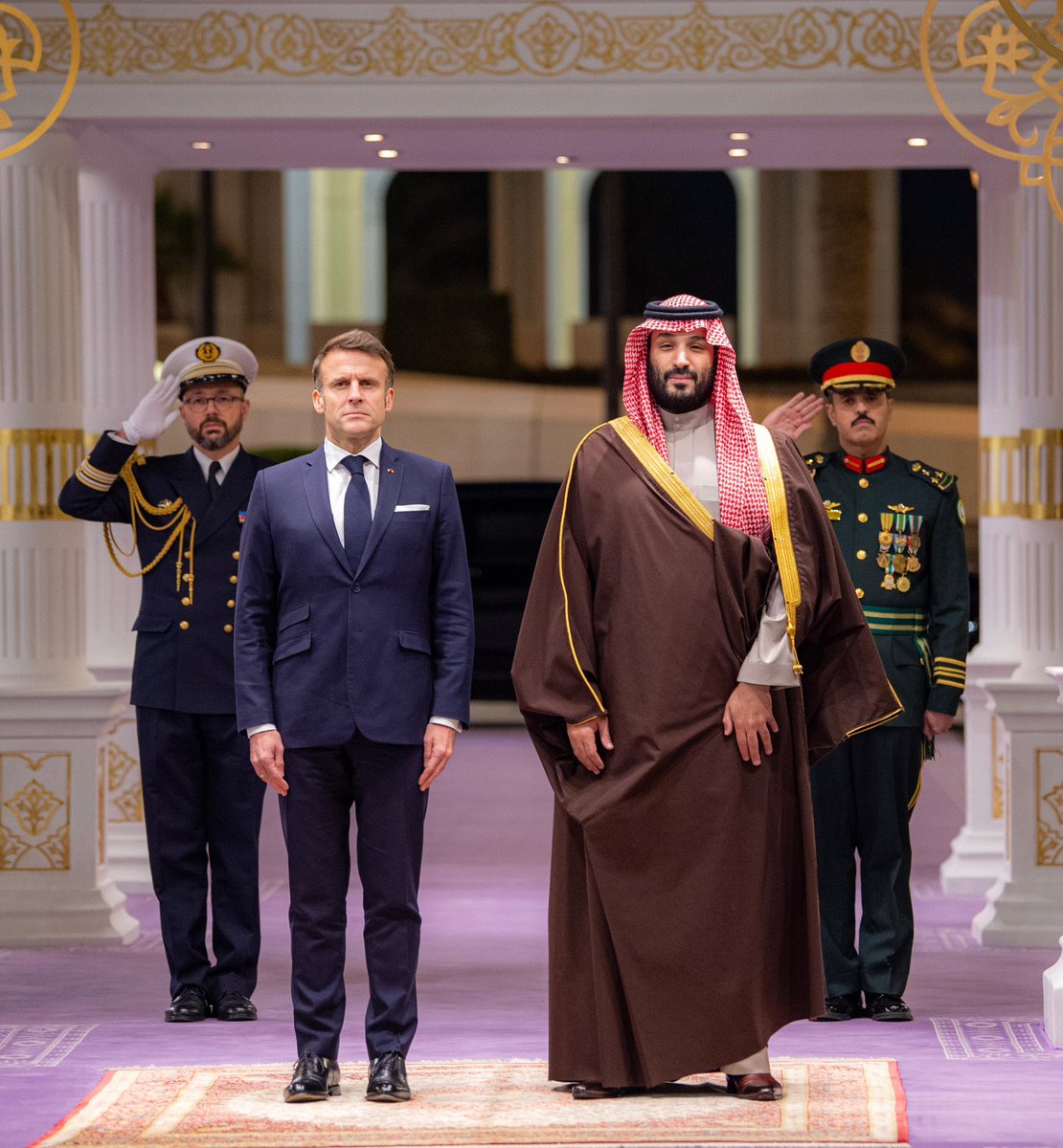 ولي العهد والرئيس الفرنسي هاتفيًا:

يجب رفع المعاناة الإنسانية فورًا عن الشعب الفلسطيني الشقيق والانسحاب الإسرائيلي الكامل.

-