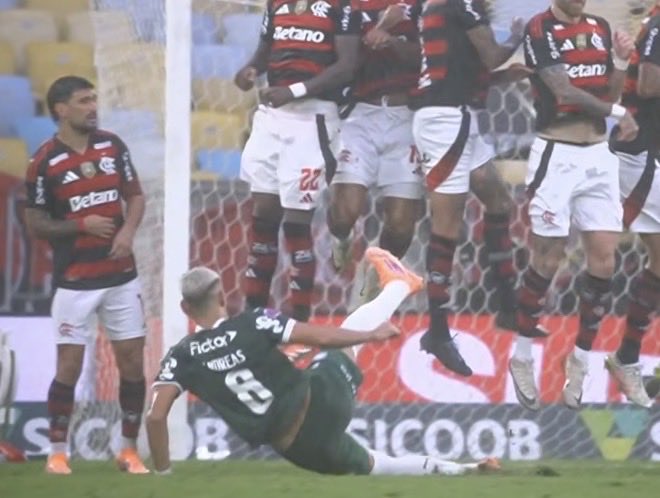 O cara tem o resto da temporada pra escorregar, mas tinha q ser diante do Maracanã lotado e perdendo de 3x1.

Deus tá em todas as coisas mesmo 🙏