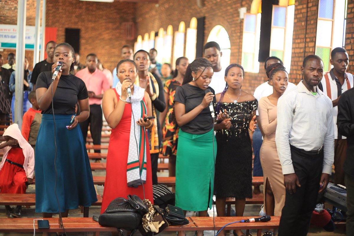 🚨 Amateraniro y'urubyiruko🚨
Ntugacikwe n'amateraniro y'urubyiruko abera muri EAR Cathedral saint Paul Byumba.Uyu munsi twabanye na Rasa UTAB,Ndetse na Hill rock worship Team badufashije mukuramya no guhimbaza Imana.Ntukabure kuko ni umwanya mwiza kdi ntawe uhejwe.