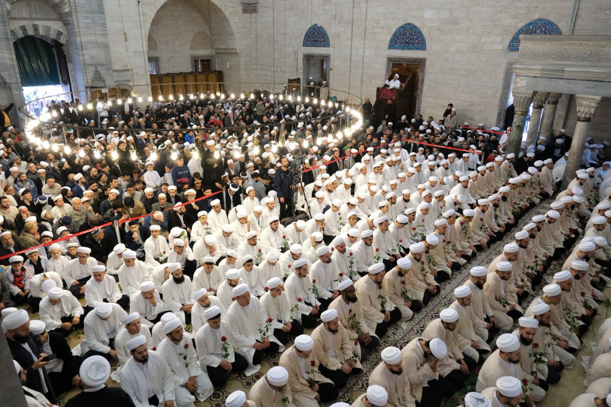 Bir medrese düşünün…
Bünyesinde:
Hafızlık (2 yıl), Kıraat (2 yıl), Arapça (5 yıl), Tekâmül (2 yıl), Hadis (2 yıl) ve Kelâm (3 yıl).
Toplamda on altı yıllık bir ilim yolu olsun.

Bir talebe sadece Hafızlık ve Arapça tahsil etse, iki ayrı sahada icazet alır ve iki ayrı merasime