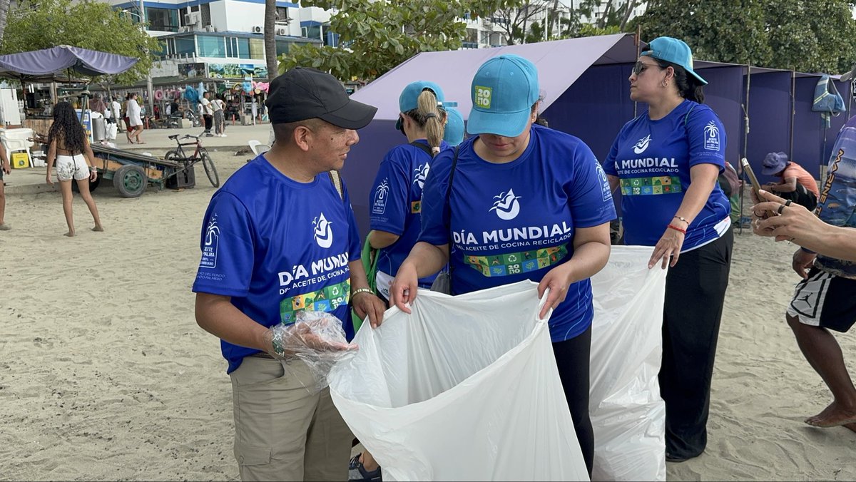🌊 El <a href="/MinAmbienteCo/">MinAmbiente Colombia</a> acompaña en Santa Marta la jornada de limpieza y recolección de residuos y aceites de cocina usados, en el marco del #DíaMundialDelAceiteDeCocinaReciclado.

Una acción conjunta con autoridades locales, el sector privado y la comunidad, para proteger el agua,
