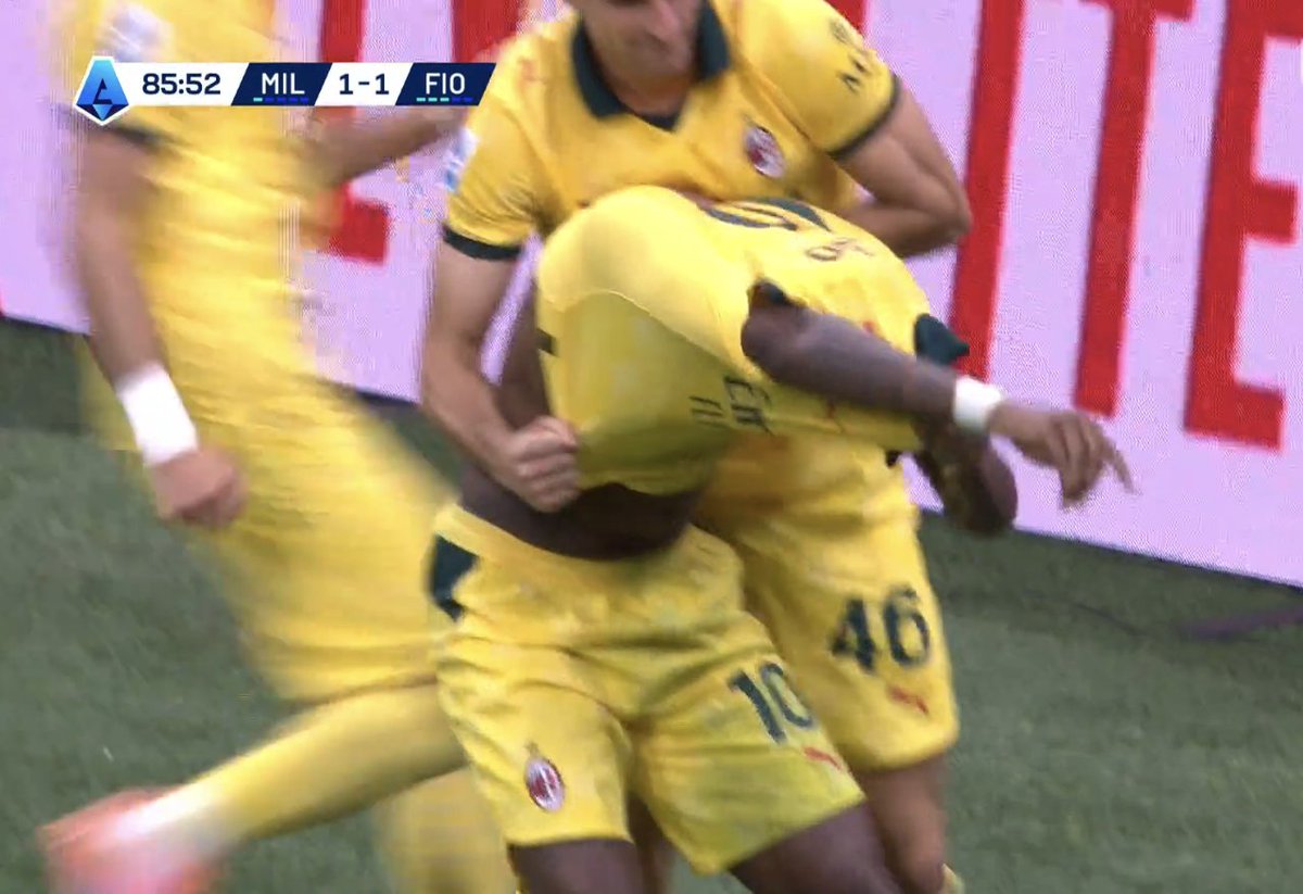 📸 - After his goal, Rafael Leao wanted to take off his shirt but his teammates kept holding on to his shirt so that he couldn't take it off, preventing him from getting a yellow. 😂