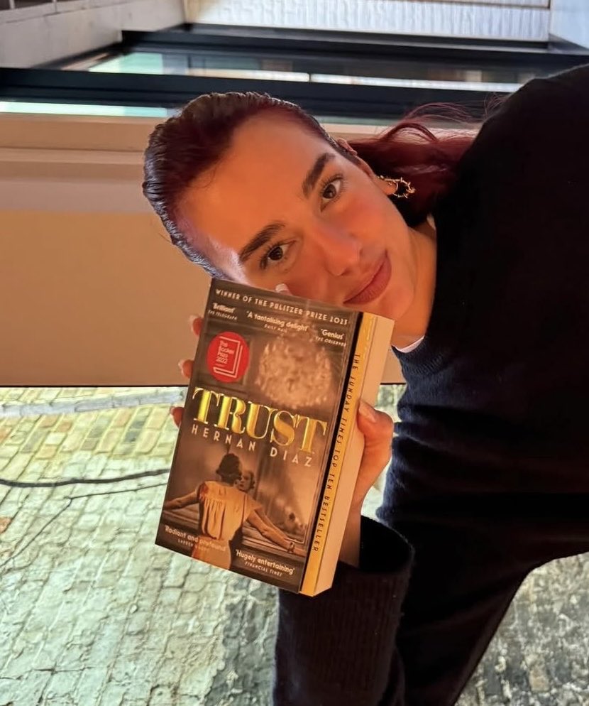 ALMAS GÊMEAS! Callum Turner revelou ao The Sunday Times que ele e a noiva, Dua Lipa, estavam lendo o mesmo livro na noite em que se conheceram:

“Sentamos um ao lado do outro e percebemos que estávamos lendo o mesmo livro, o que é uma loucura. Chama-se ‘Trust’ [de Hernán Diaz], e