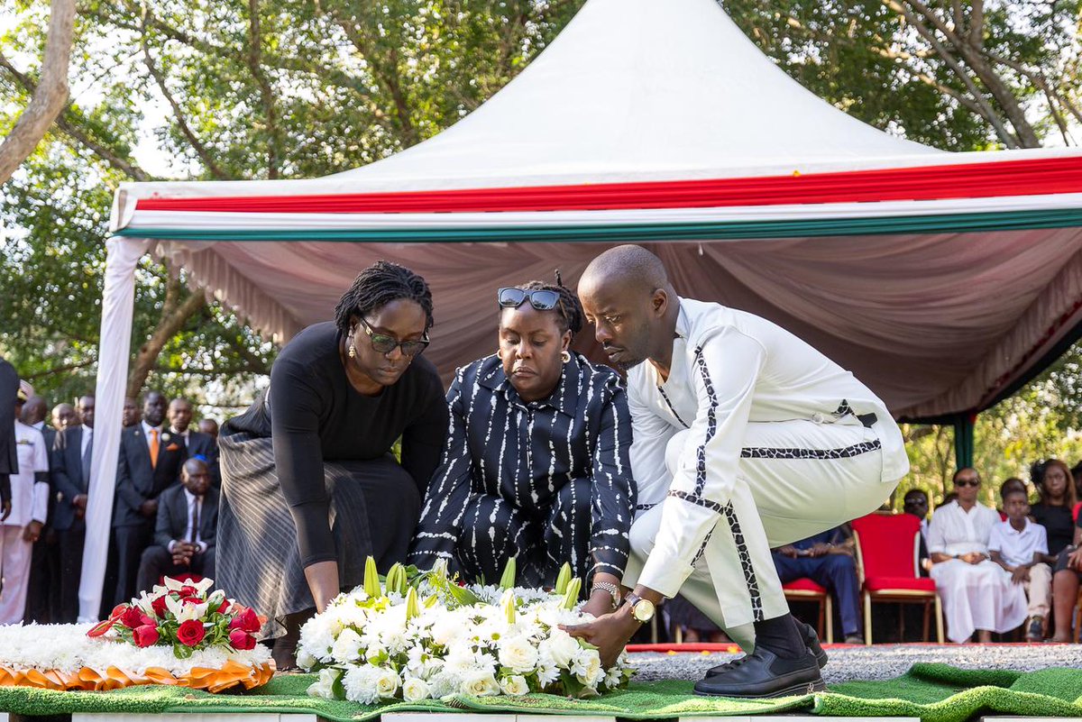 lydiaakoth4's tweet image. What a day 😔 
#RIPRailaOdinga
#RIPBaba
#KenyaMourns