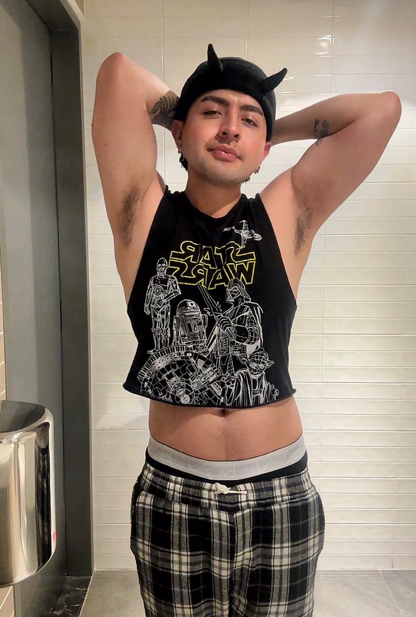 Foto en el baño para diablitos.~