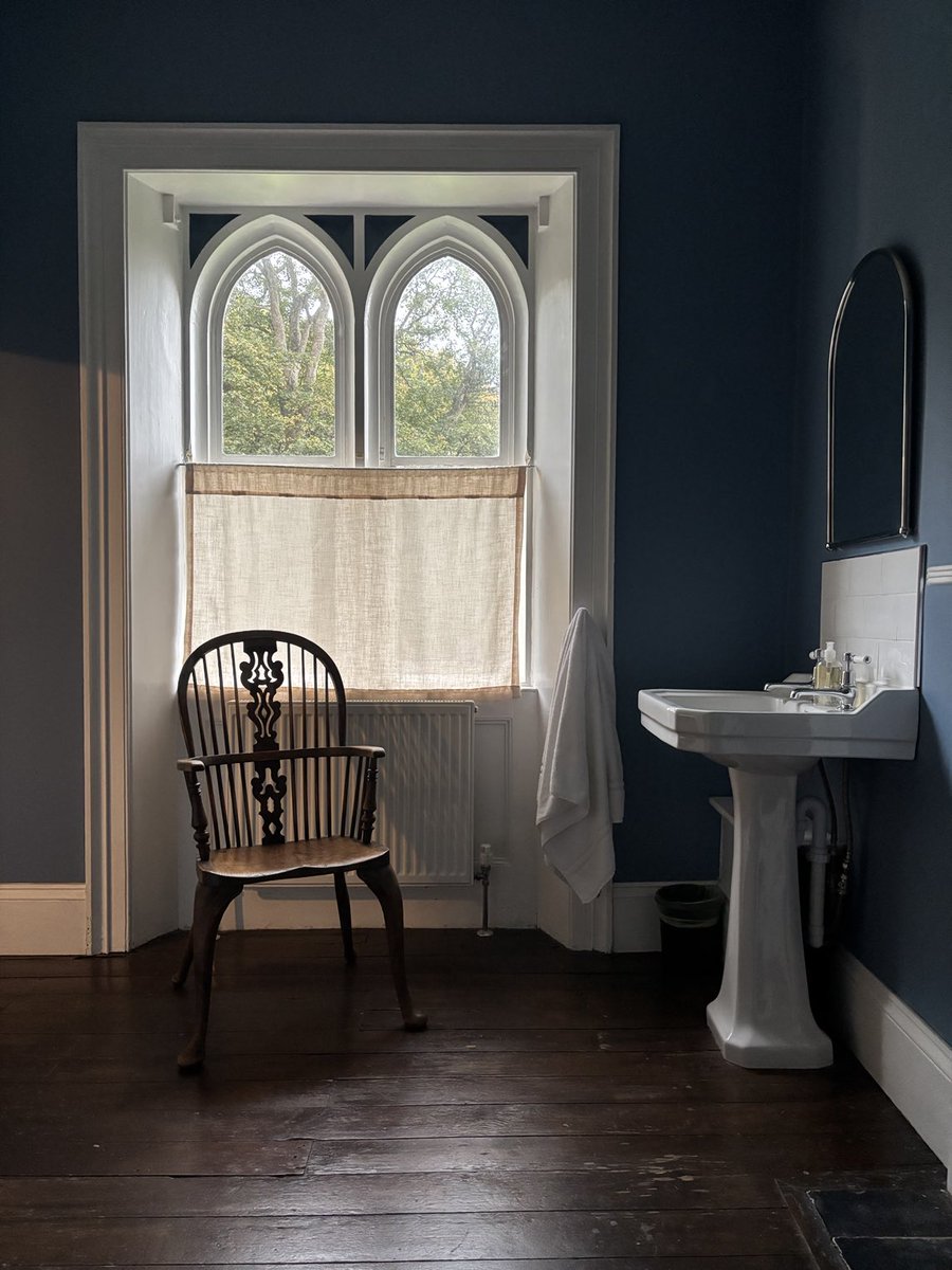 joannaofottawa's tweet photo. My bathroom at Hawkwood this morning channeling Gwen John’s studio in Paris.
#residentialwritingretreats #hawkwood #stroud #teachingwriting #nonfiction https://t.co/F6DuFmyXpa