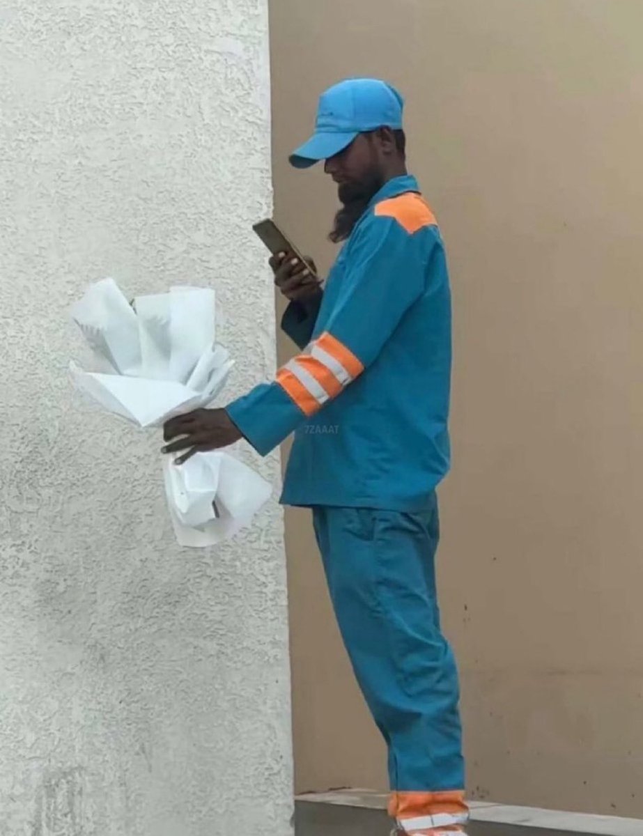 عند الغني كل الاحاسيس صلبه
ولا الفقير احساسه اصدق مباديه

تراه يوم اعطاك يا بنت " قلبه " 
مايملك الا قلبه اللي عطاك ايه

عبدالمجيد الذيابي