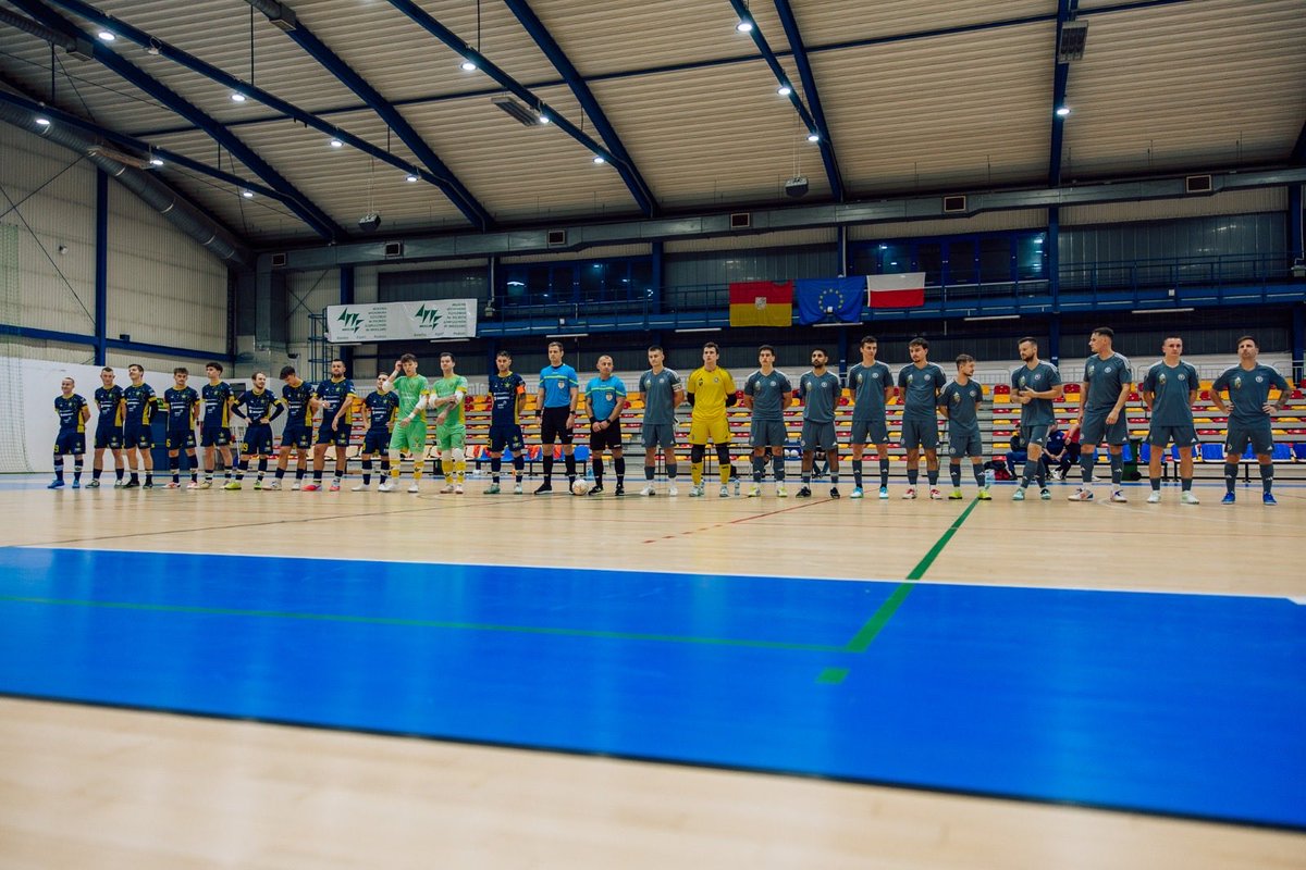 📣 Uroczyste wręczenie pucharów przed pierwszym meczem domowym Polonii!

Dziś, tuż przed rozpoczęciem spotkania KS Polonia Bielany Wrocławskie vs Gwiazda Ruda Śląska, miała miejsce wyjątkowa ceremonia.

🏆 Okolicznościowy puchar za awans do 1. Ligi Futsalu w imieniu Zarządu