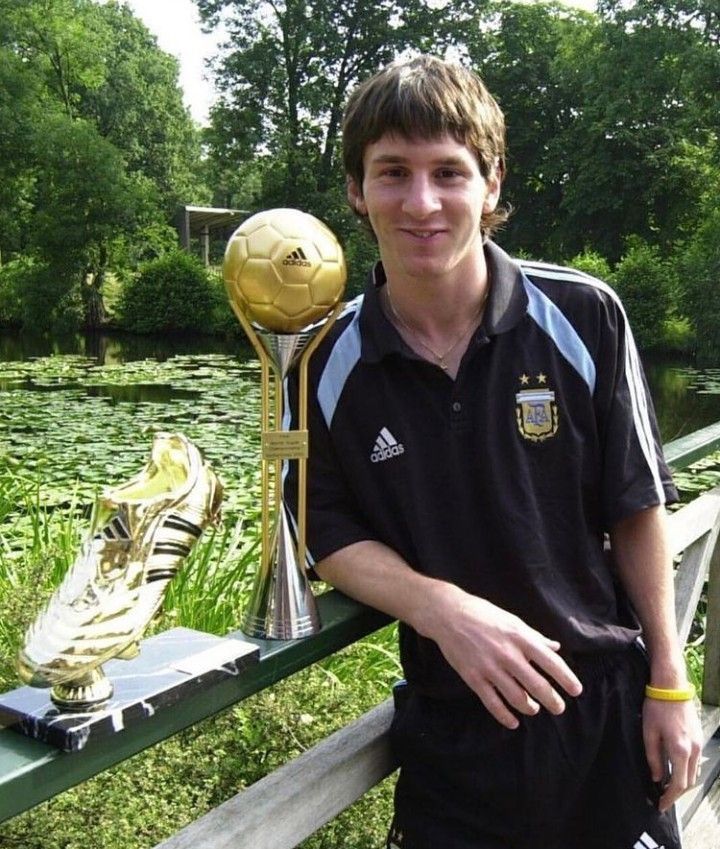 Gregory_868_'s tweet photo. @SmaAfc @pxrcyishim Messi's first world cup at the age of 17 as the top goal scorer and player of the tournament. The 40 year old camel has nothing on Messi. Winning it will be just for his CV but he wont be the best player like Messi.🤣 https://t.co/ejEJph2ElK