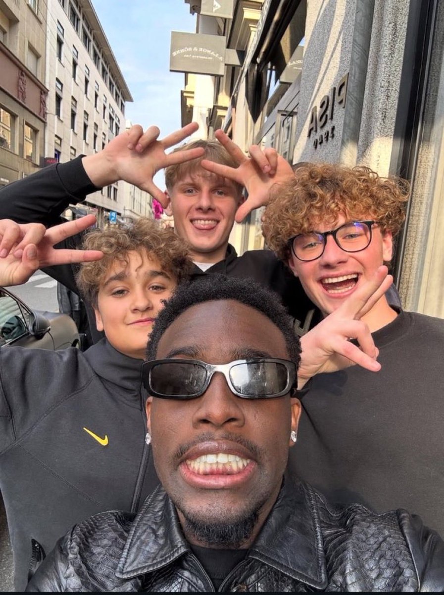 Kaimafiaupdates's tweet photo. Kai Cenat was spotted with supporters while enjoying his time off since mafiathon 3 ended🔥 https://t.co/hoXTMkKQuS