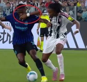 InterMilanFRA's tweet photo. Première photo: Pas faute. 
Deuxième photo: Faute. 

🤡 https://t.co/F6XTlDVTP7