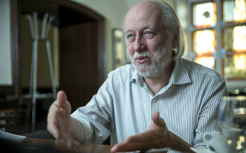 In a throwback 2017 interview, Laszlo Krasznahorkai reflects on silence, solitude, and the shift from apocalyptic vision to inner clarity. 

Jump into the #Hungarian Nobel-laureate's world-view and the source of this humour: tinyurl.com/yc2jwsc7