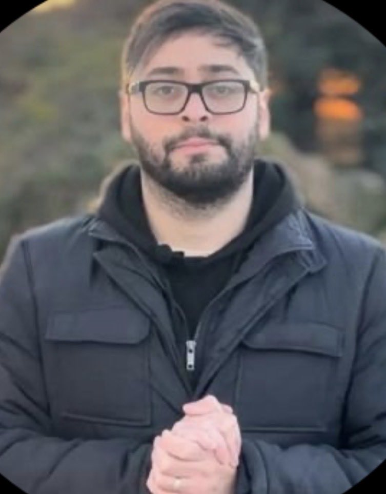 MMAUIP1149's tweet photo. Buenas tardes fabricio, todo bien? Perdón por la pregunta pero, cuando estudiantes le va a tirar el semen (cosa que sufrió toda la vida) no le molesta que le quede waska en la barba? Saludos y buen finde https://t.co/UNJ1PLfH6k