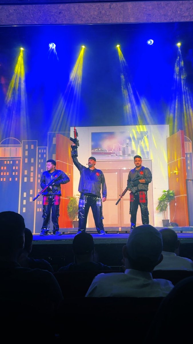 ADashti8x's tweet image. قصة المسرحية وايد حلوه بصراحه وفكرة المسرحيه جداً جميله والي بدعو  بالمسرحية شملان ومشاري واسامه يعطيكم الف عافيه على هالمسرحيه الجميلة وتقييمي لها8/10😍👏🏻
#مسرحية_شوية_حراميه 
#شملان_المجيبل 
#اسامه_المزيعل
#مشاري_المجيبل