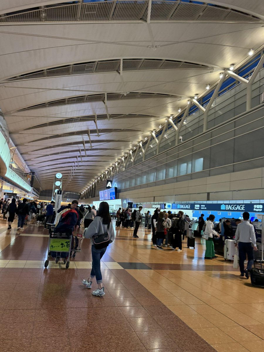 5：40羽田空港着。
スーツのサラリーマンが少ない。みんな何をしている人なのかしら。