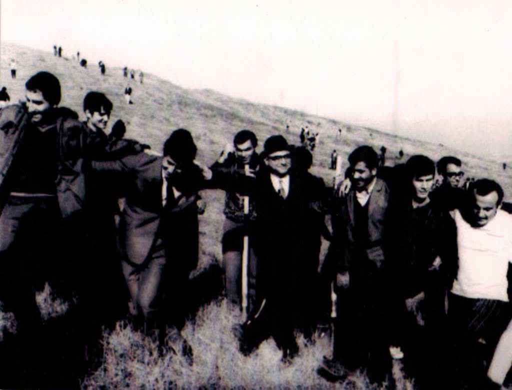 1967 odtü. ağaç bayramında fidan dikimi. sol başta yusuf aslan, sağdan üçüncü hüseyin inan. arkadaki bozkır şimdi odtü ormanı. a1 kapısının arkasına dikilen üç sıra çamdan başlayan bir orman hikayesi.