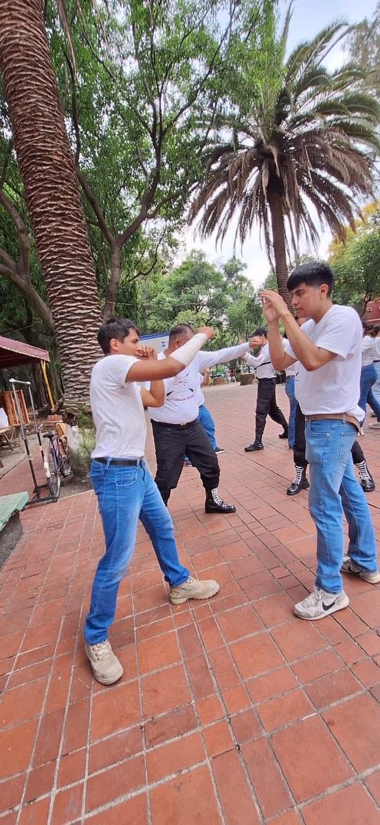 Rescate_Condor's tweet image. Actividades del Curso Institucional Introducción a la Gestión Integral del Riesgo y Protección Civil, para los elementos del escalafón básico de adiestramiento.

#CóndorCercaDeTi
#ProteccionCivil_
#Voluntarios
#CDMX
#rescate