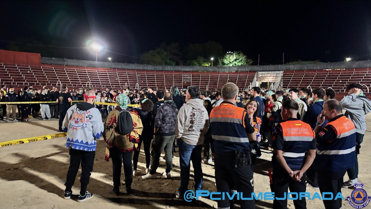 PCivilMejorada's tweet image. #MejoradaDelCampo durante toda la noche de ayer sábado y parte de la madrugada, estuvimos presentes por todo el municipio durante el evento del #SurvivalZombie  con 3 dotaciones:  2 ambulancias y 1 VIR 4x4 cardioprotegido, acompañados de @PoliciaMejorada.

#LasProtesCuentan