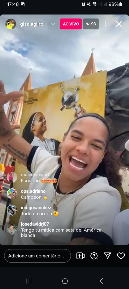 vini_developer2's tweet image. A Robledo nem voltou pro Brasil, ela já está na Colômbia fazendo sua própria carreata pra festejar o título da libertadores

Ela é muito querida 💜