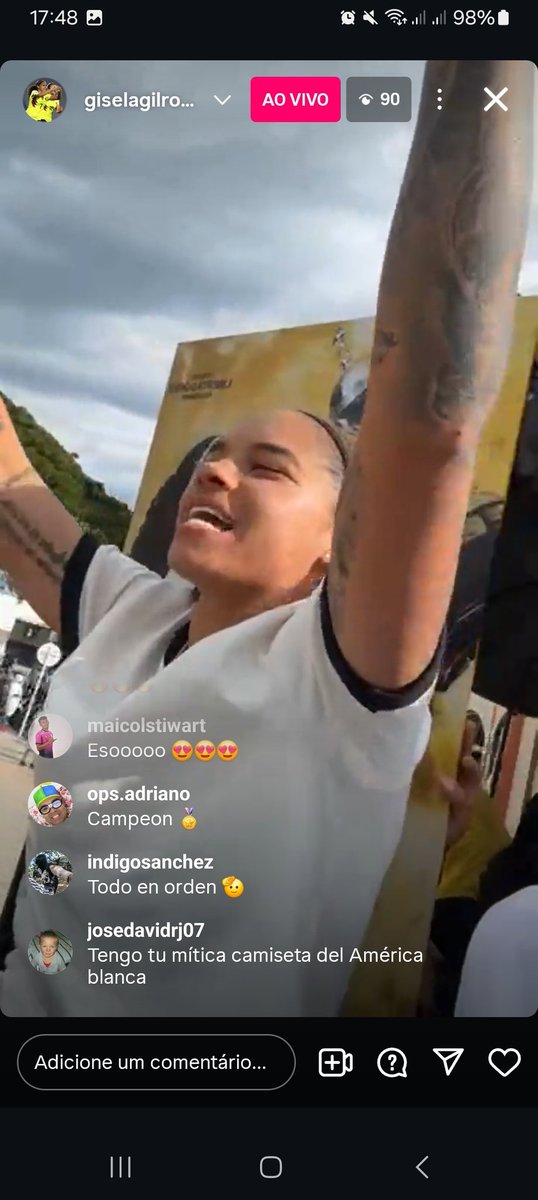 vini_developer2's tweet image. A Robledo nem voltou pro Brasil, ela já está na Colômbia fazendo sua própria carreata pra festejar o título da libertadores

Ela é muito querida 💜