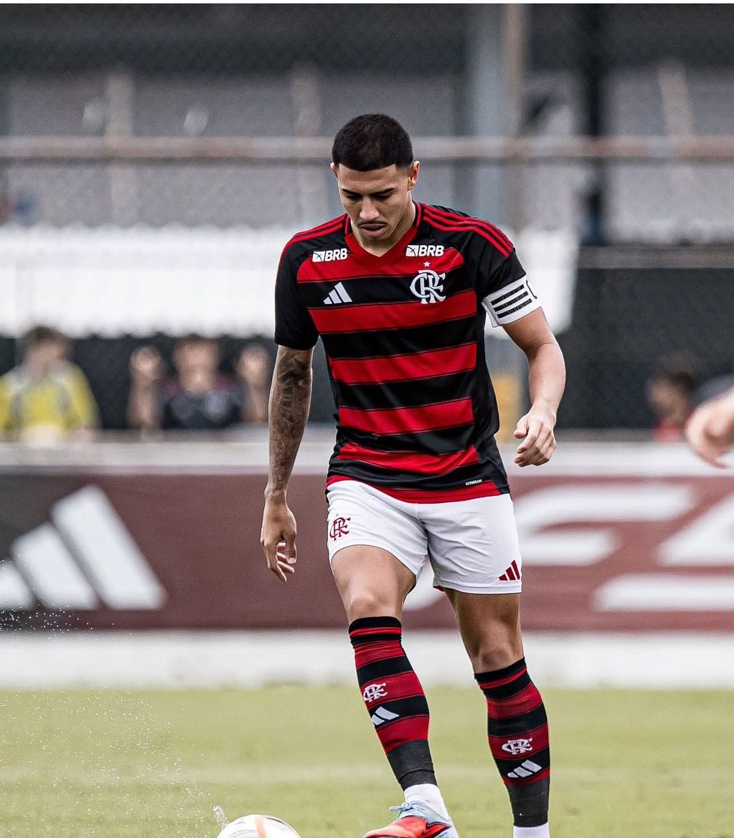 İago Silva
Flamengo u20
Stoper
🇧🇷
Özellikle dikkat edilmesi gereken bir oyuncu agresifliği yerden ve havadan geçilemiyor oluşu ve 20 yaşında sahip olduğu yüksek olgunluk ve liderlikle listebaşı bir yetenek.