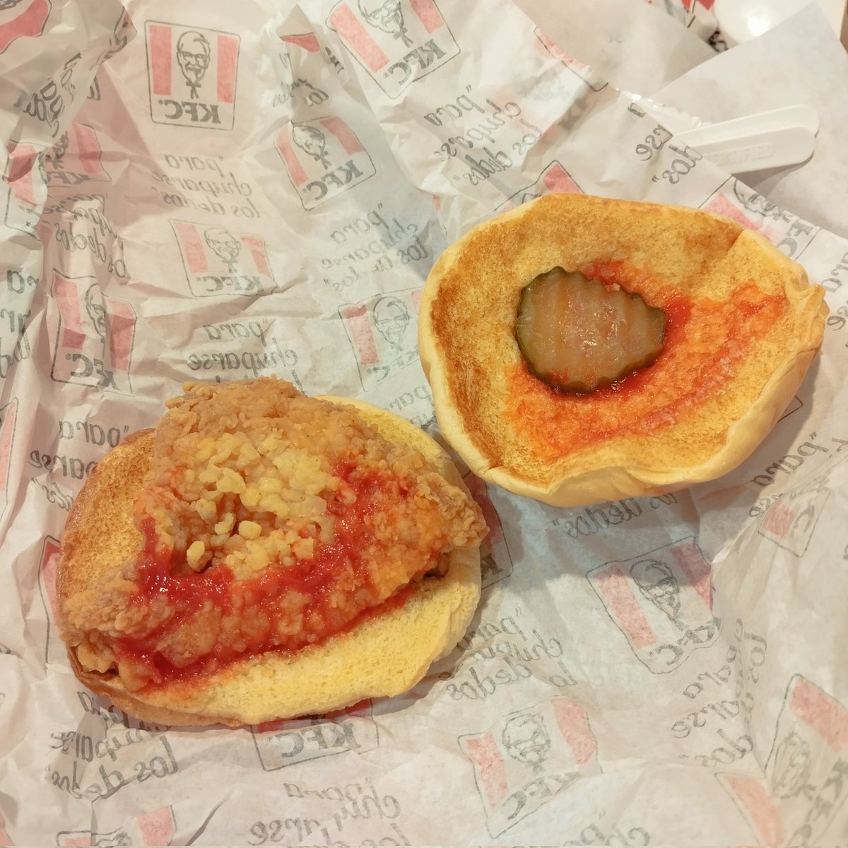 VianLuna34's tweet photo. @KFC_ES Ayer acudí a la sucursal de Correo Mayor en el centro de CDMX, pedimos 2 mega combos kruncher + pollo, de verdad es increíble lo que ha decaído la comida del lugar, hamburguesas más chicas que la cajita feliz, pedimos muslos y nos dieron guacales empanizados, calidad fatal 👎🏻 https://t.co/9qkSE26ACr