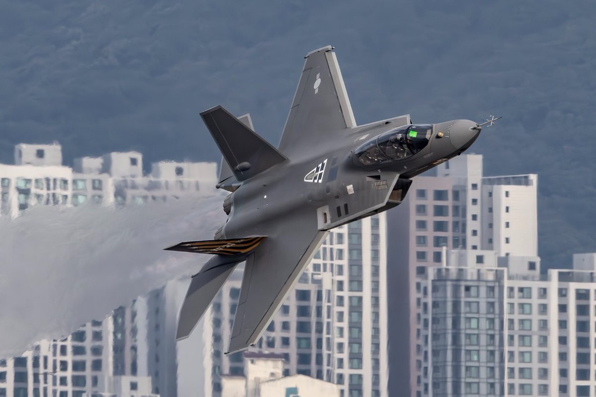 OSINTWarfare's tweet photo. Best images of the South Korean KF-21 Boramae (Block I) Air Superiority Fighter during Seoul ADEX 2025. https://t.co/4N0EtxOahx