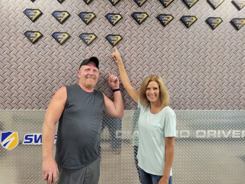 SwiftTransport's tweet image. Richard M. received his FIRST Diamond Driver award! 💎
Richard has been with Swift for 3 years and runs out of our dedicated location in Detroit. Awesome job, Richard! Keep on truckin' 💪