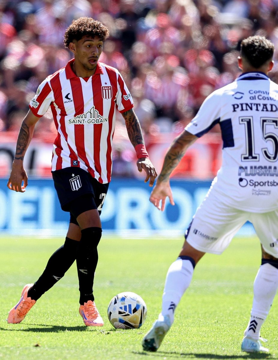 futbolscan's tweet photo. 🎩🦁 Cristian Medina fue el jugador con más gambetas completadas [5/6] en la victoria 2-0 vs Gimnasia.

23 años.🪄 https://t.co/vw3pvqtBdc