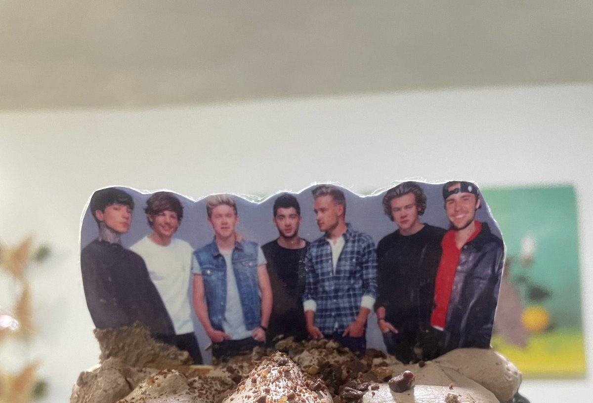 No había visto que los one direction están muy cambiados 😂 jajaja así mi primer pastel de pre cumple