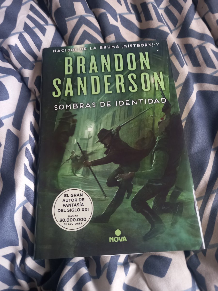 Me lo encontré en una librería inesperadamente. Creí que tendría que comprarlo por internet como los anteriores 😆