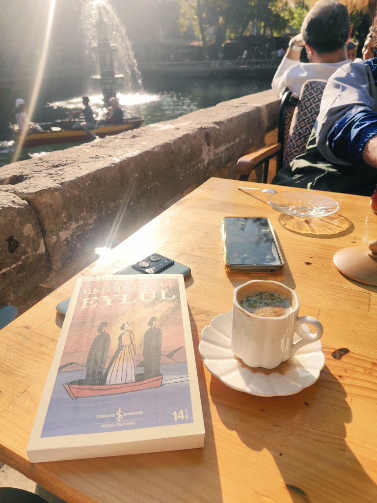 Eylül işte nam-ı diğer melal, Eylül işte şiir kılığında gelen acı, Eylül işte yaşanmamış duyguların en gerçeği... Eylül işte.