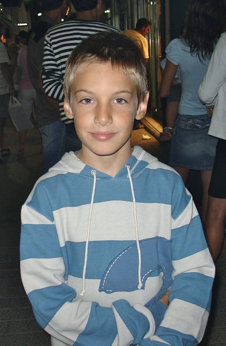 Com de difícil se’m feia dir que no al meu petit que tot ho demanava, ullets rodons i veueta dolça, quan assenyalava amb el seu ditet rosat un petit nino de plàstic d’un aparador ple de figuretes i pronunciava la paraula màgica que tot ho fa possible. Mama, ma “pomples” això,