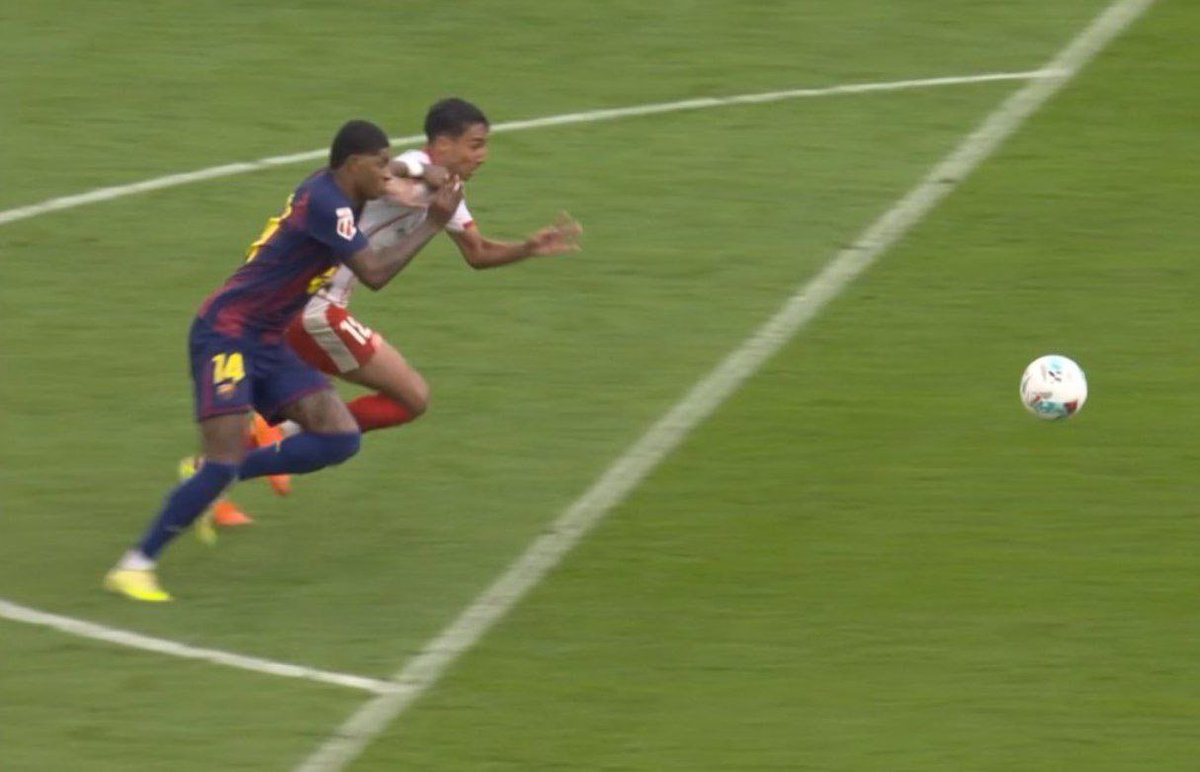 رقابت تو این لیگ غیر ممکن شده

سیرک محض🎪

پنالتی های معیشتی خیلی مشخص شده بود جدیدا هر بازی باید رقبا رو ۱۰ نفر کنن اون از بازی قبلی ویارئال که اخراج مسخره رو‌کردن

اینم این بازی که قرمز مستقیم داد و بعدش گل زدن

اگر اینجوری هست چرا این خطا دیشب اخراج نداشت؟!

ما خار داریم؟!