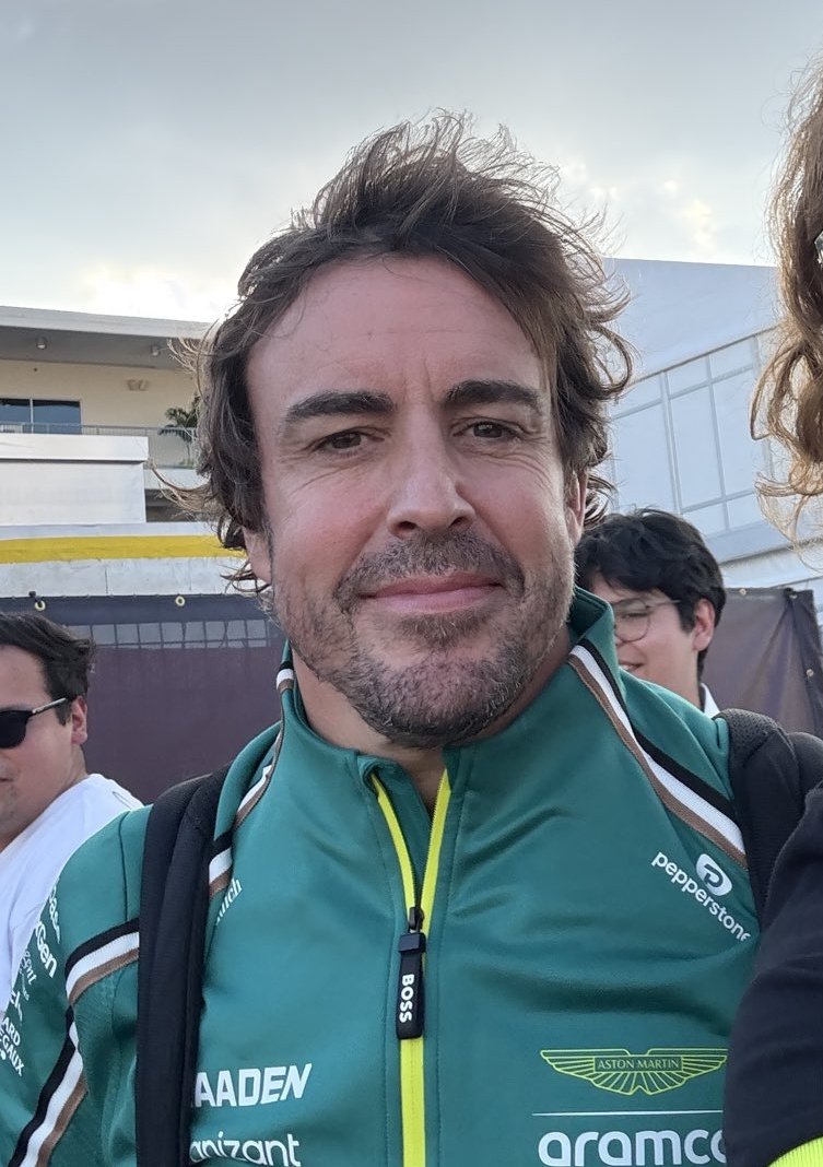 WHY IS HE GLOWING THIS RACE... FERNANDO.....U GOT SOMETHING TO TELL US......are you pregnant 🫢