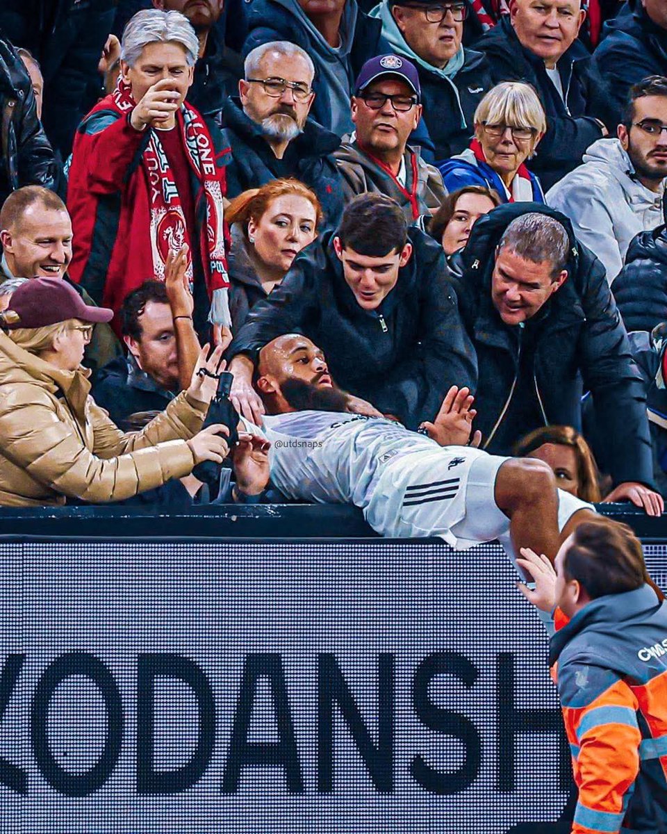 chunky_mufc's tweet image. You guessed it. Bryan lost his wallet, car keys and jewellery. #YSB