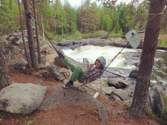 vetifal's tweet photo. На фота шчаслівая я і забароненыя рэчы (перад паходам пратрасалі ўсе заплечнікі, але я нейкім цудам працягнула чыталку і, жах які, гамак) на фоне суровага парога 5 кс. https://t.co/lSV3K1gCJ0