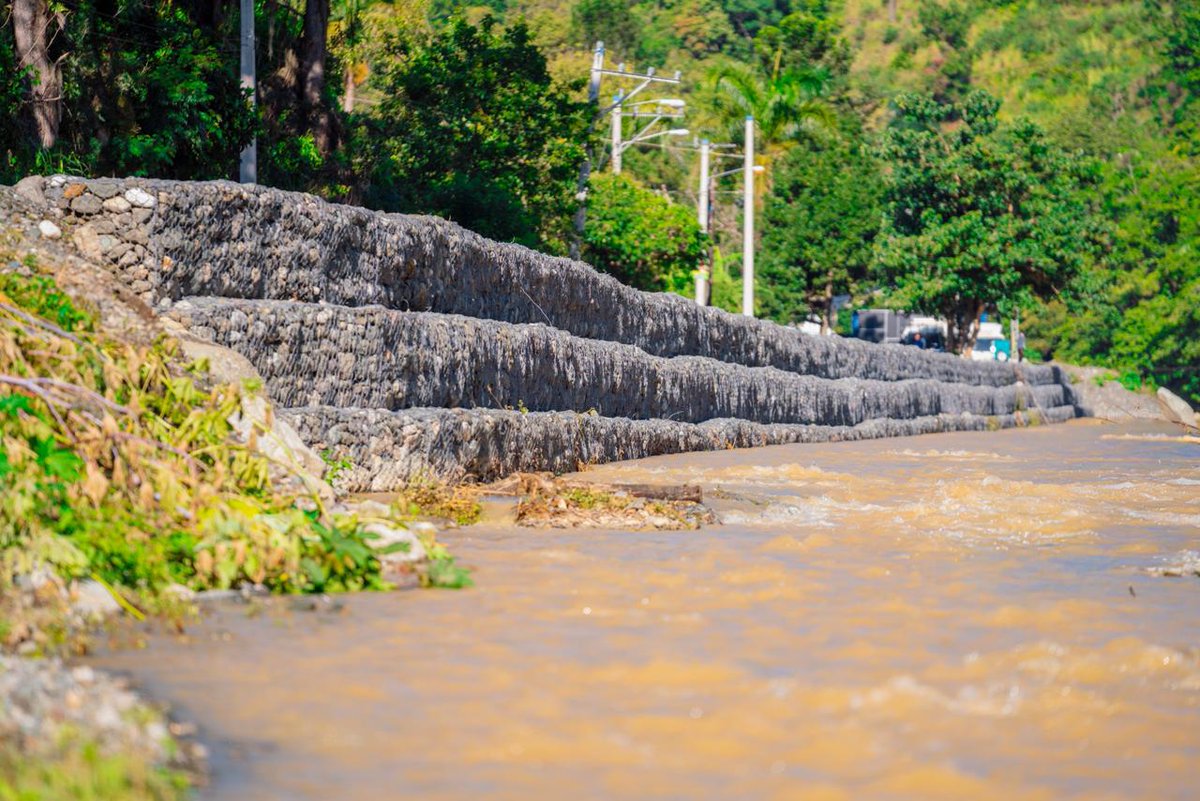 El ministro <a href="/JosePaliza/">Jose Paliza</a> y el director del <a href="/INDRHIRD/">INDRHI</a>, inauguraron los trabajos de adecuación del río Nizao y la construcción de muros de gaviones en Rancho Arriba, San José de Ocoa, con una inversión de RD$219.9 millones
Más en: minpre.gob.do