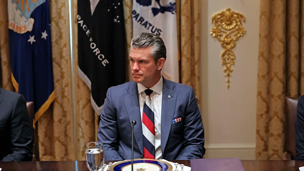 US-Verteidigungsminister Hegseth trägt zum Treffen mit Schlensky Krawatte in den Farben der russischen Flagge. Was braucht es eigentlich noch, bis dem letzten Molch in EU und der Ukraine klar wird, dass Trump die Ukraine unter den russischen Bus wirft, wenn es keinen Deal gibt?