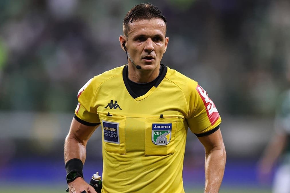 Sabe quem era o VAR de hoje? Caio Max, o msm q operou o VAR no Mirassol e Fluminense, há 11 dias.

Engraçado que naquele jogo, ele recomendou a análise de uma falta INEXISTENTE do Canobbio pra anular o gol do Lucho.

Hoje, em pênalti claro pro Palmeiras, nada fez.

Coincidência?