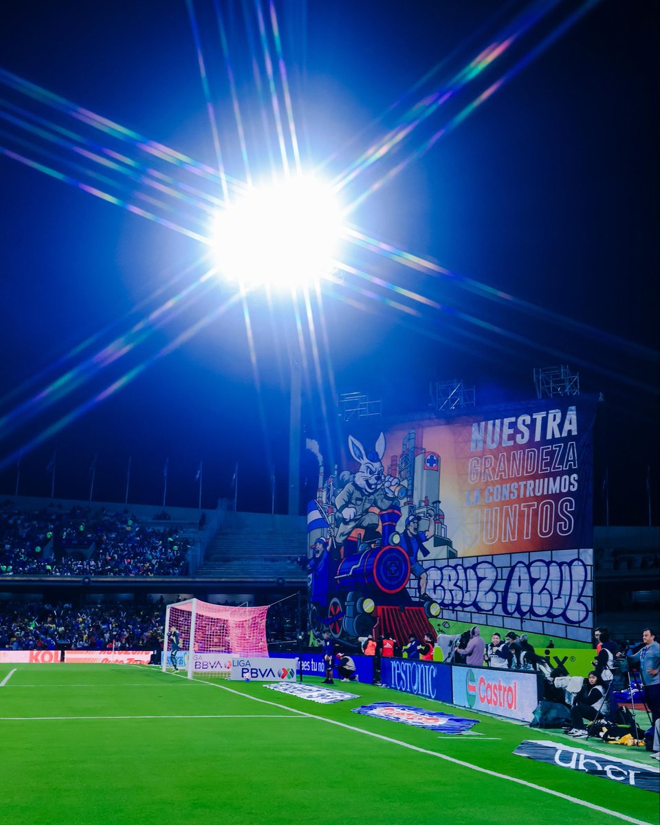 CruzAzul's tweet image. Ambientazo ayer en el Olímpico Universitario. 🔥

Juntos conseguimos los tres puntos. 💙