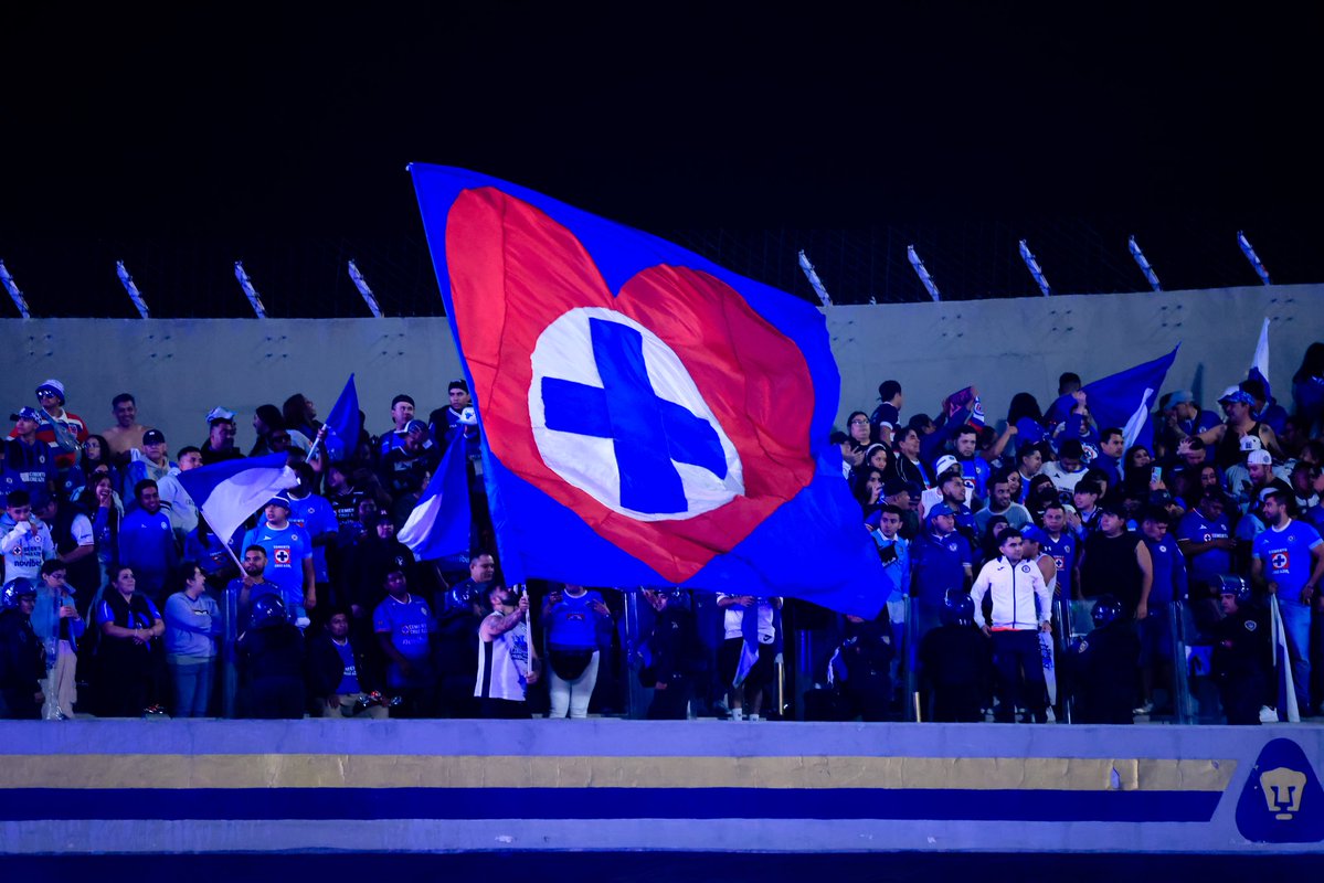 CruzAzul's tweet image. Ambientazo ayer en el Olímpico Universitario. 🔥

Juntos conseguimos los tres puntos. 💙